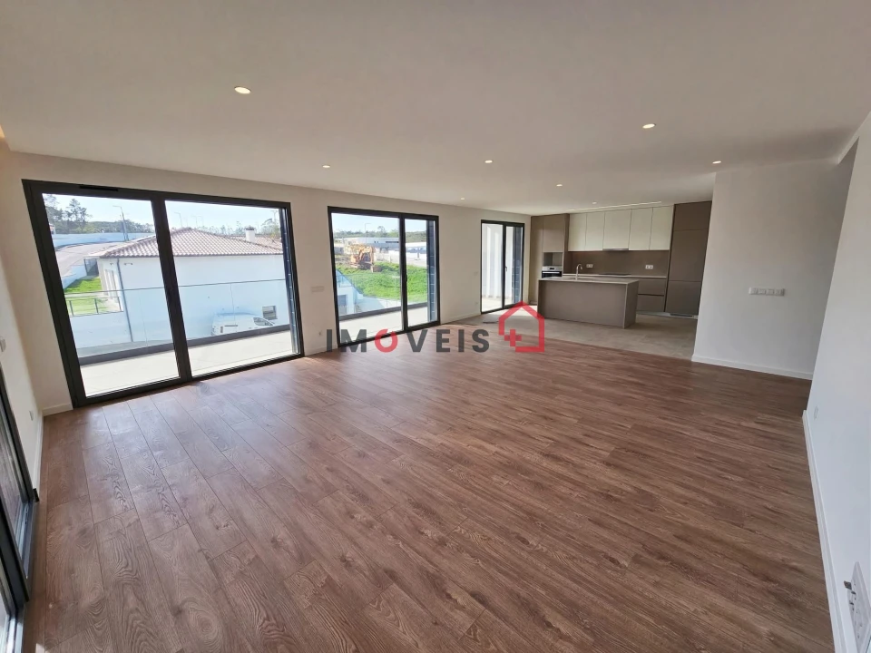 Apartamento T4 para Venda em Parceiros e Azoia Foto 1