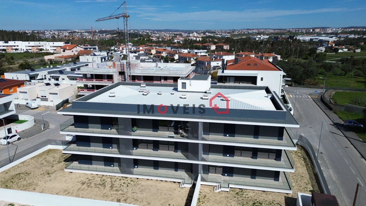Apartamento T4 para Venda em Parceiros e Azoia Foto 13