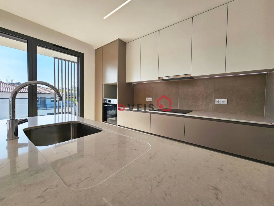 Apartamento T4 para Venda em Parceiros e Azoia Foto 3