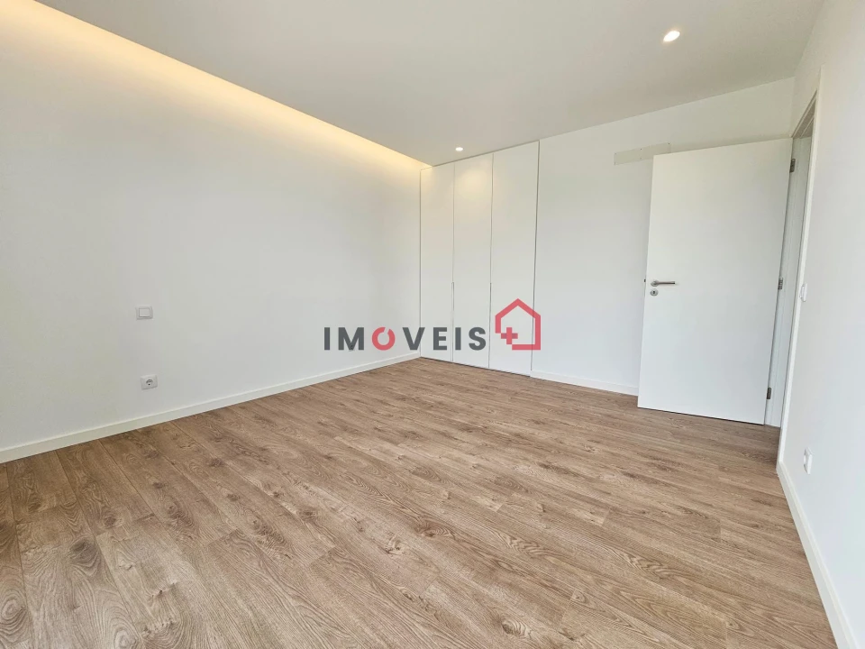 Apartamento T4 para Venda em Parceiros e Azoia Foto 7