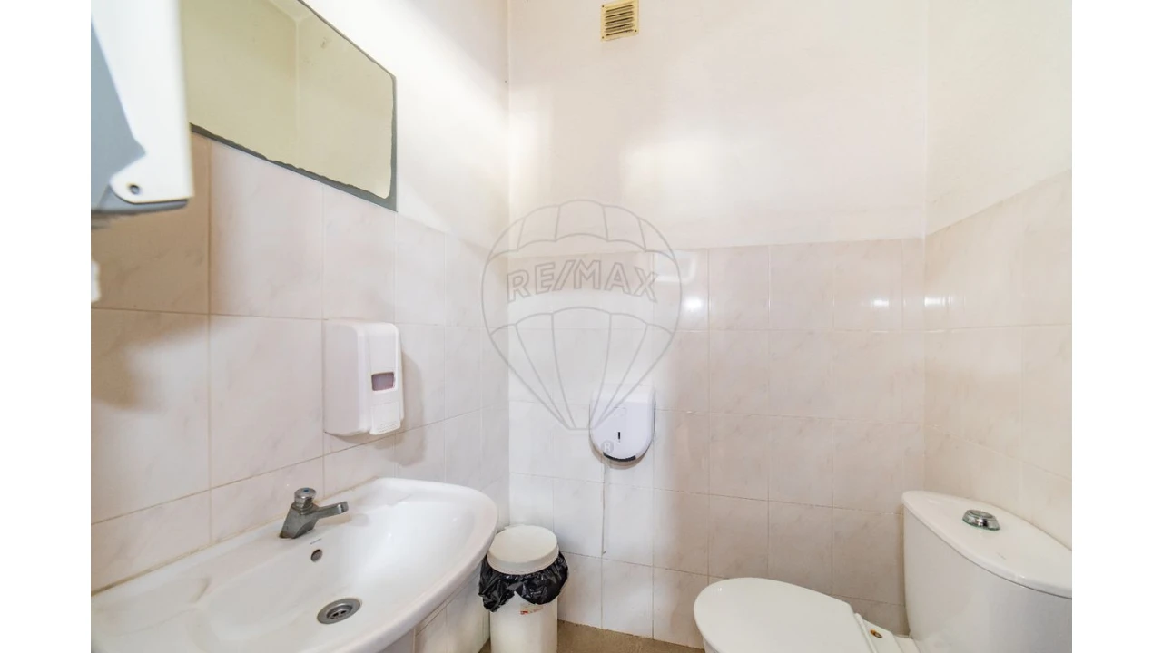 Armazém para Venda em Granja do Ulmeiro Foto 13