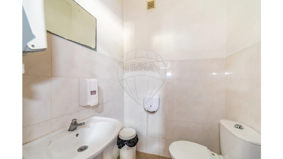 Armazém para Venda em Granja do Ulmeiro Foto 13