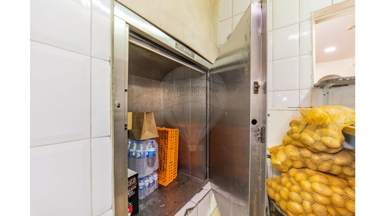 Armazém para Venda em Granja do Ulmeiro Foto 10