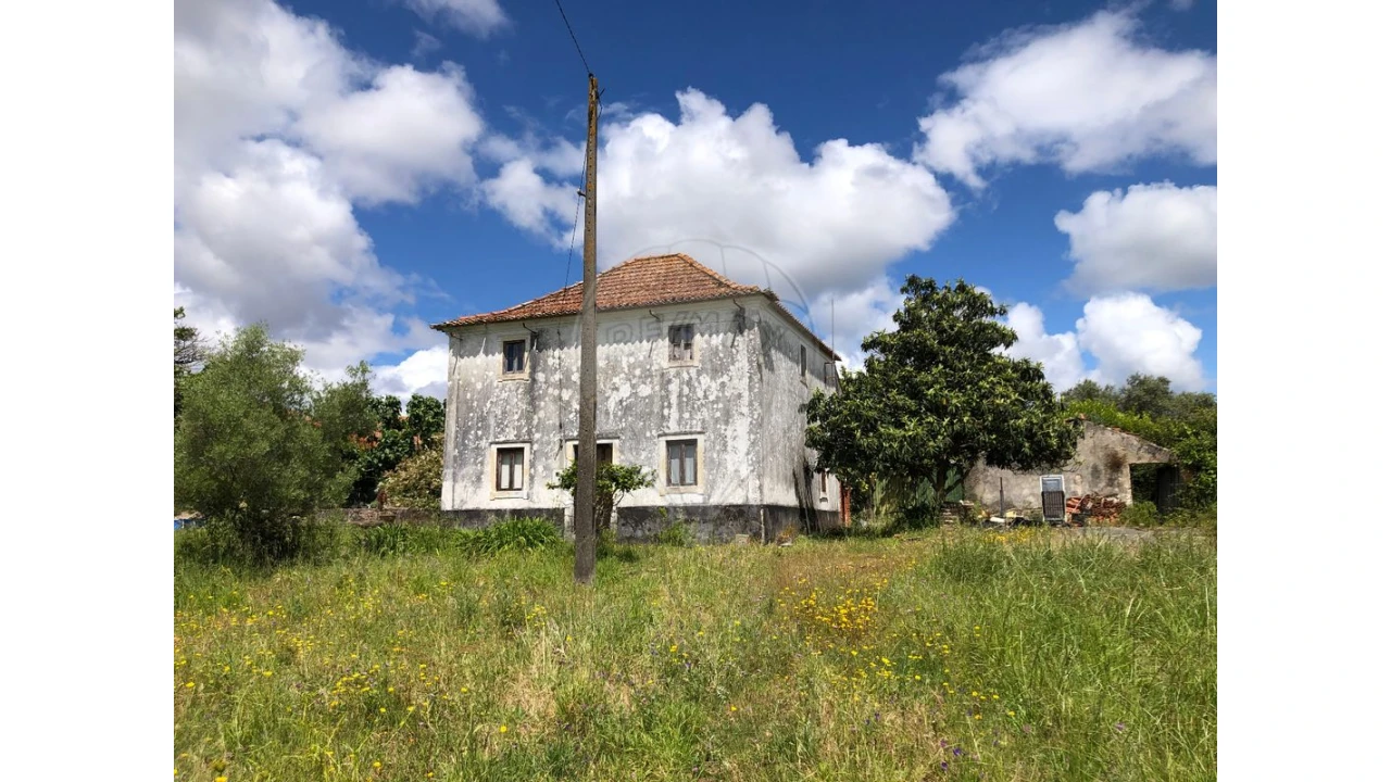 Moradia T4 para Venda em Granja do Ulmeiro Foto 1