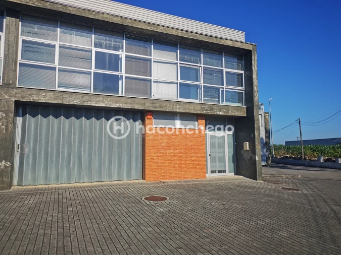 Armazém para Arrendamento em Manhente