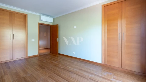 Moradia T5 para Venda em Quarteira