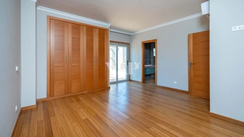Moradia T5 para Venda em Quarteira