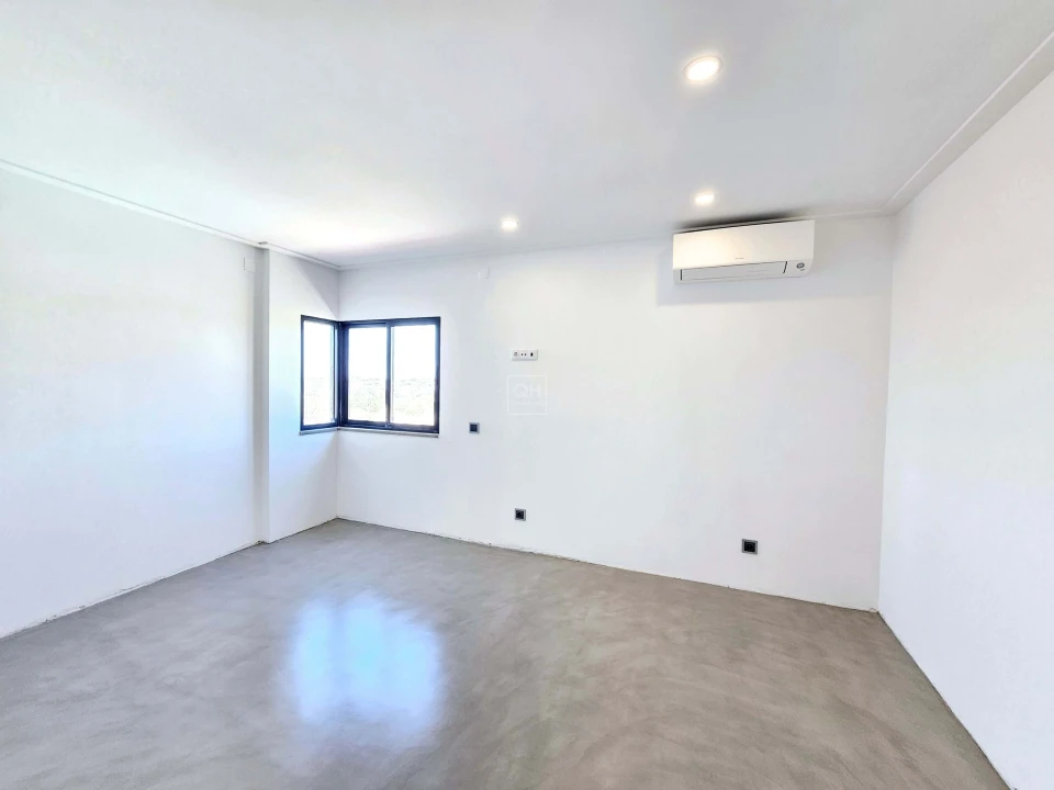 Moradia T7 para Venda em Quarteira Foto 12