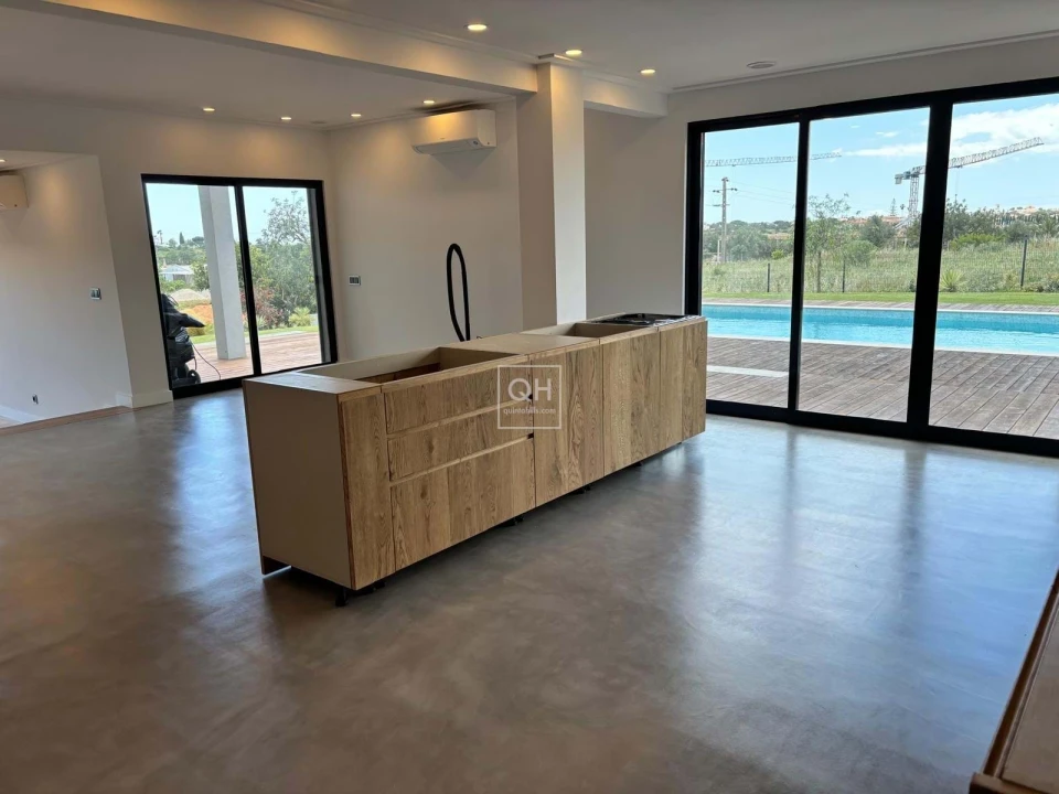 Moradia T7 para Venda em Quarteira Foto 5