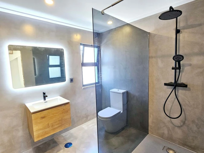 Moradia T7 para Venda em Quarteira Foto 9