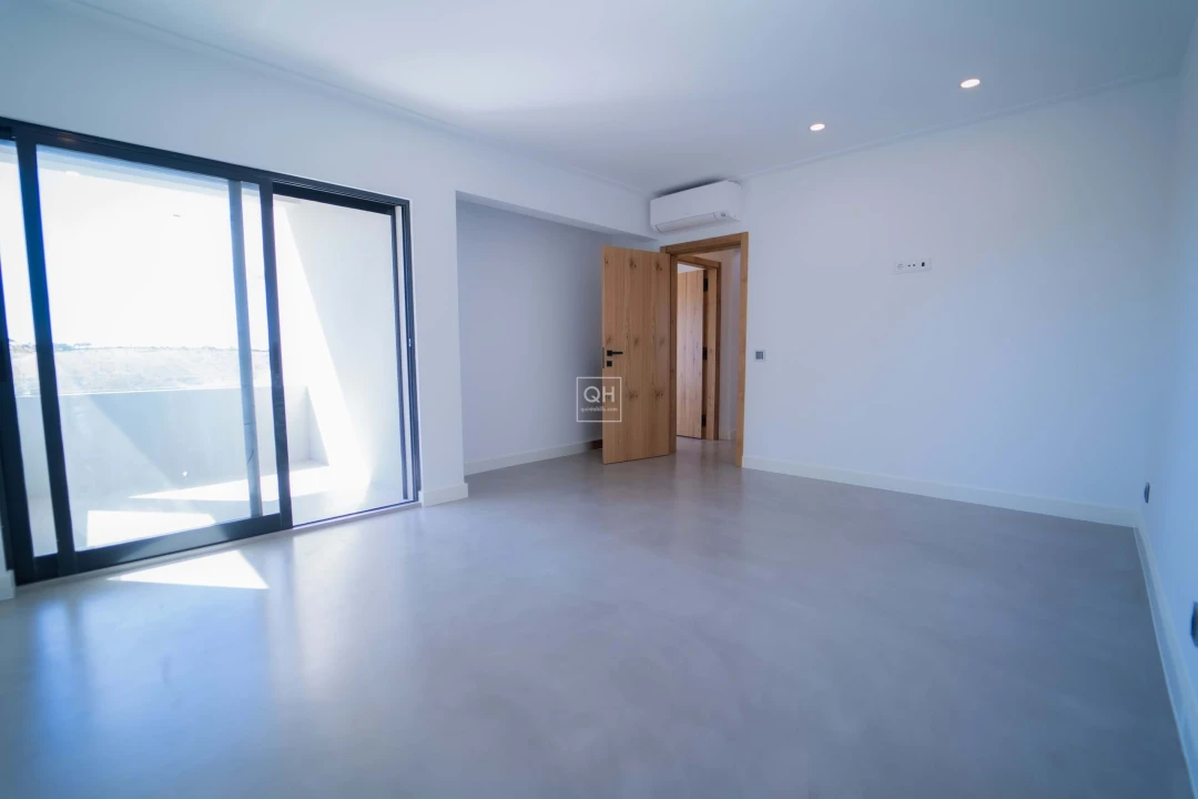 Moradia T7 para Venda em Quarteira Foto 16