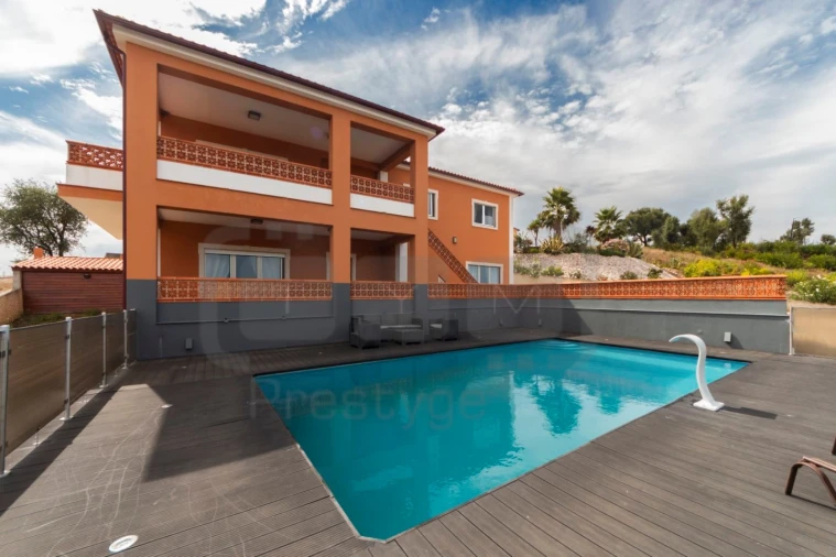 Moradia T4 para Venda em Serra e Junceira