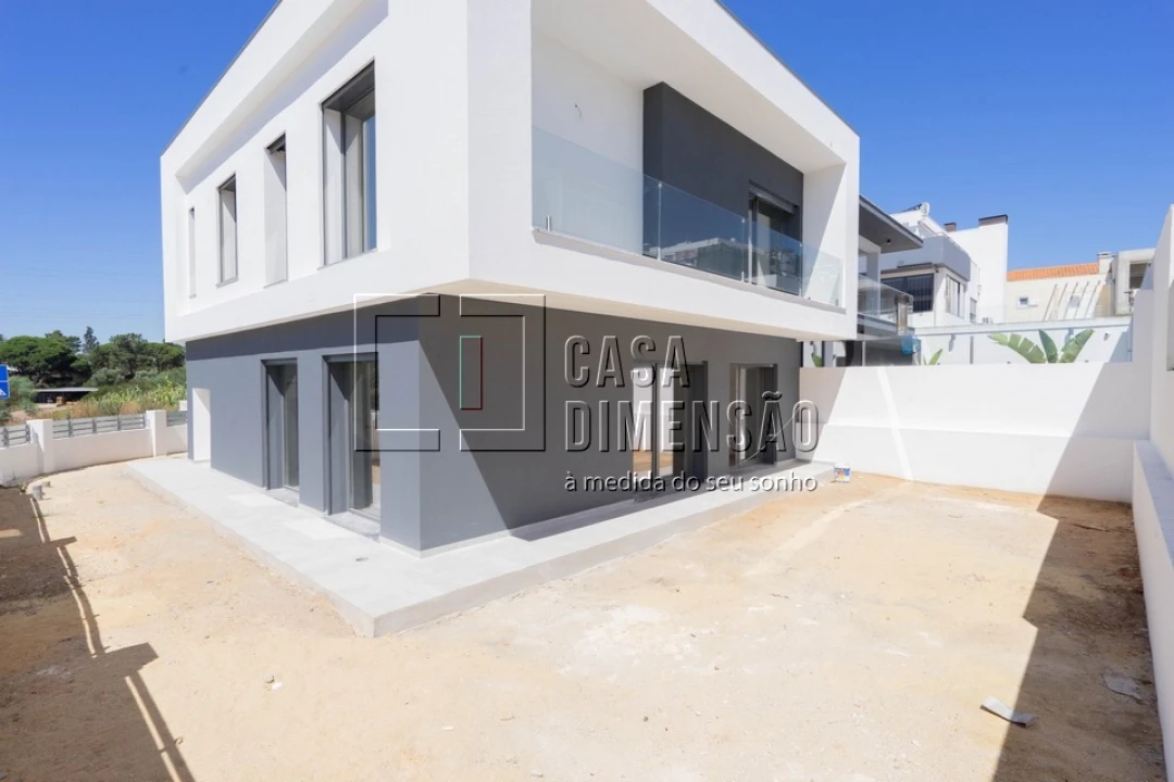 Moradia T3 para Venda em Laranjeiro e Feijó Foto 1