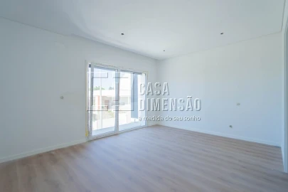 Moradia T3 para Venda em Laranjeiro e Feijó