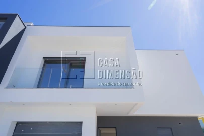 Moradia T3 para Venda em Laranjeiro e Feijó