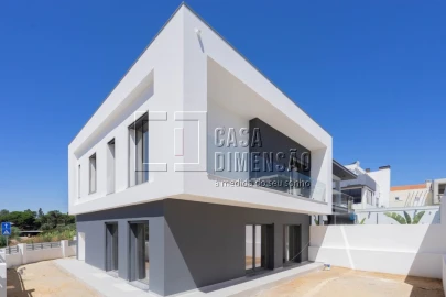 Moradia T3 para Venda em Laranjeiro e Feijó