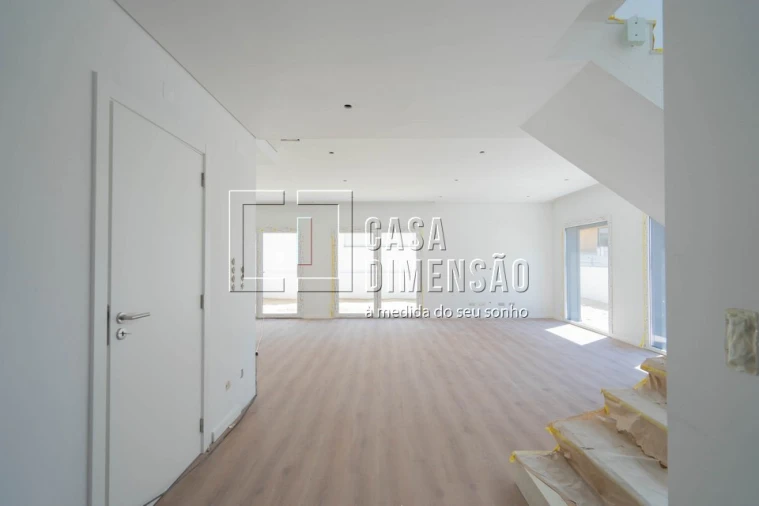 Moradia T3 para Venda em Laranjeiro e Feijó Foto 2