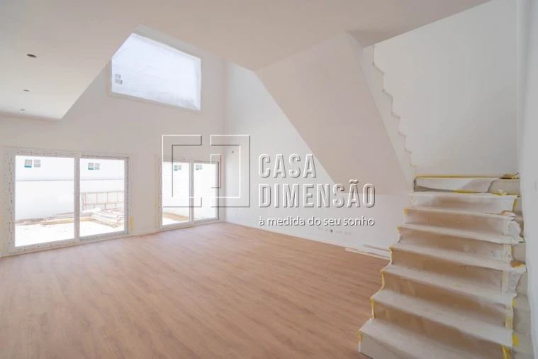 Moradia T4 para Venda em Laranjeiro e Feijó Foto 4