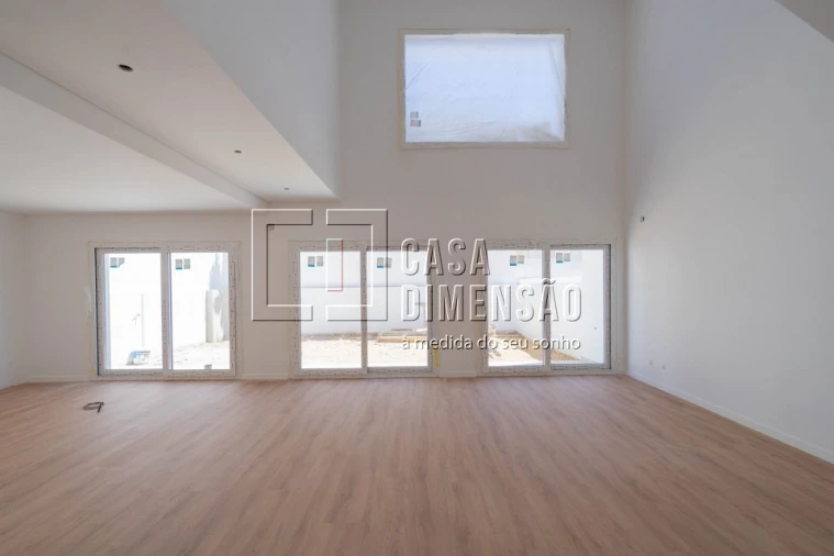 Moradia T4 para Venda em Laranjeiro e Feijó Foto 1