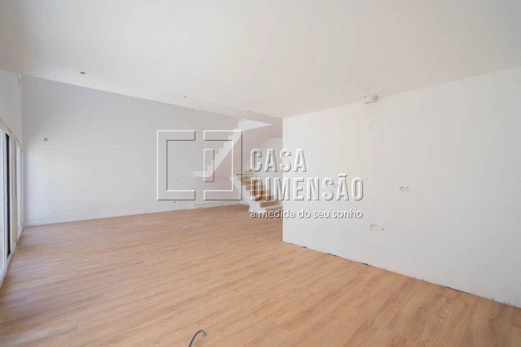 Moradia T4 para Venda em Laranjeiro e Feijó Foto 11