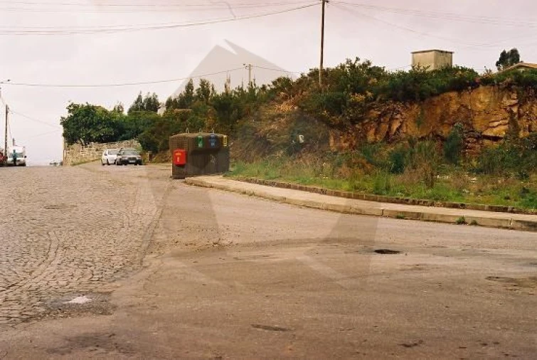 Terreno Comércio / Armazém para Venda em Lamelas e Guimarei
