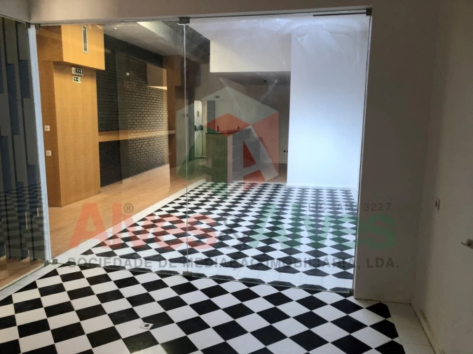 Loja para Venda em Lordelo do Ouro e Massarelos Foto 1