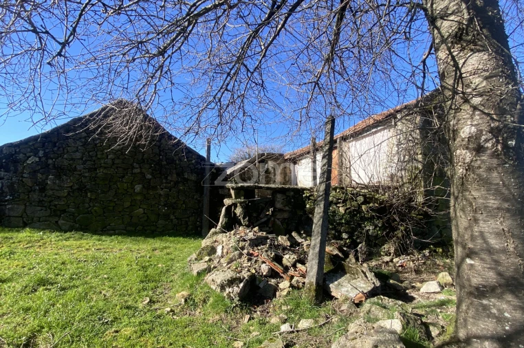 Moradia T4 para Venda em Salto Foto 2