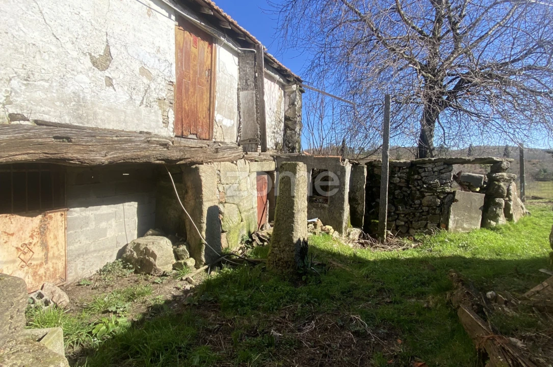 Moradia T4 para Venda em Salto Foto 13