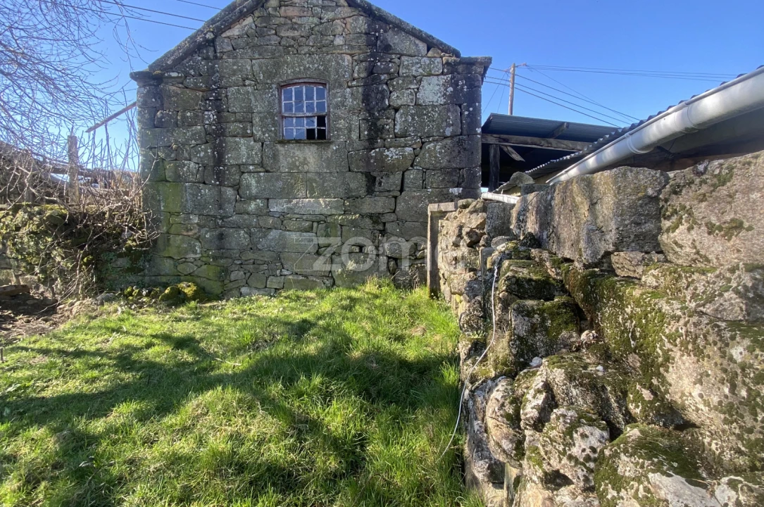 Moradia T4 para Venda em Salto Foto 1