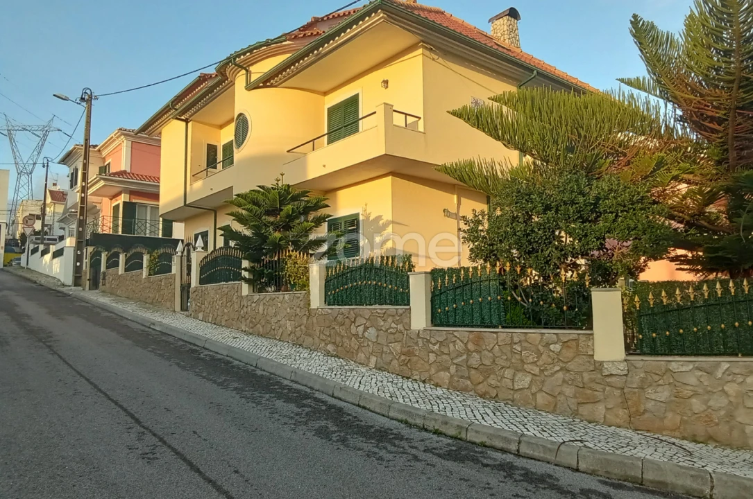 Moradia T5 para Venda em Santo António dos Cavaleiros e Frielas Foto 3