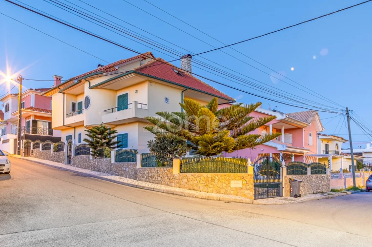 Moradia T5 para Venda em Santo António dos Cavaleiros e Frielas