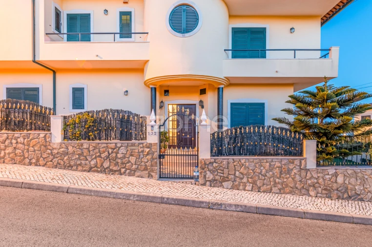 Moradia T5 para Venda em Santo António dos Cavaleiros e Frielas Foto 3