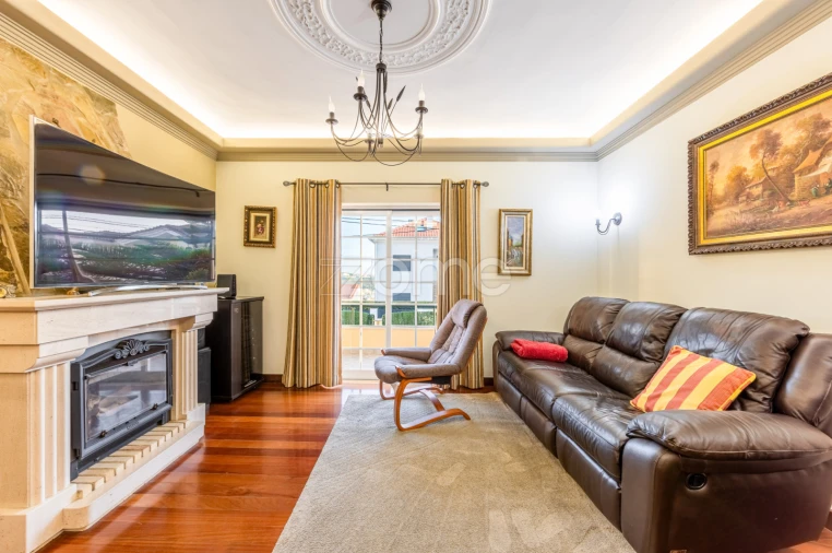 Moradia T5 para Venda em Santo António dos Cavaleiros e Frielas Foto 9