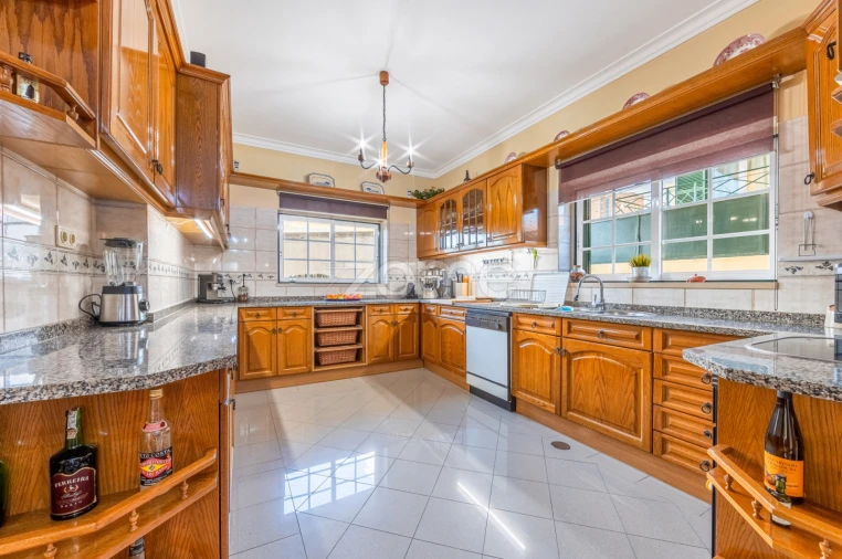 Moradia T5 para Venda em Santo António dos Cavaleiros e Frielas Foto 12