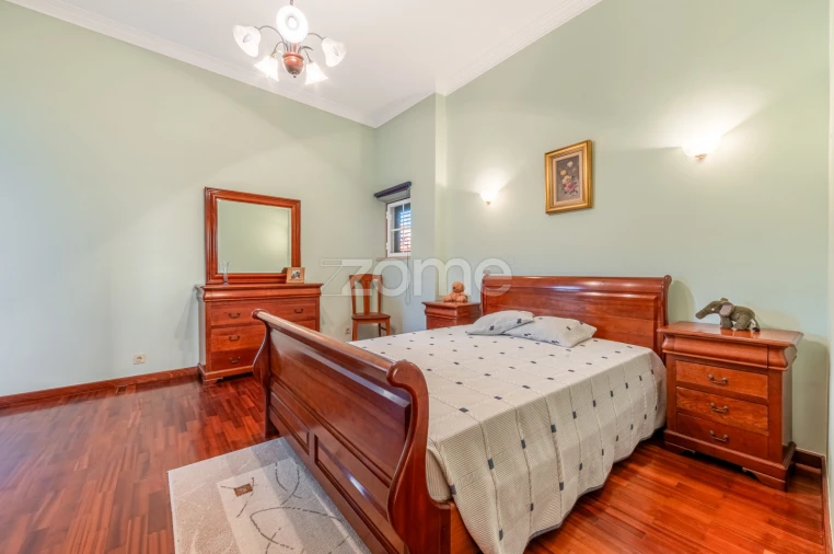 Moradia T5 para Venda em Santo António dos Cavaleiros e Frielas Foto 20