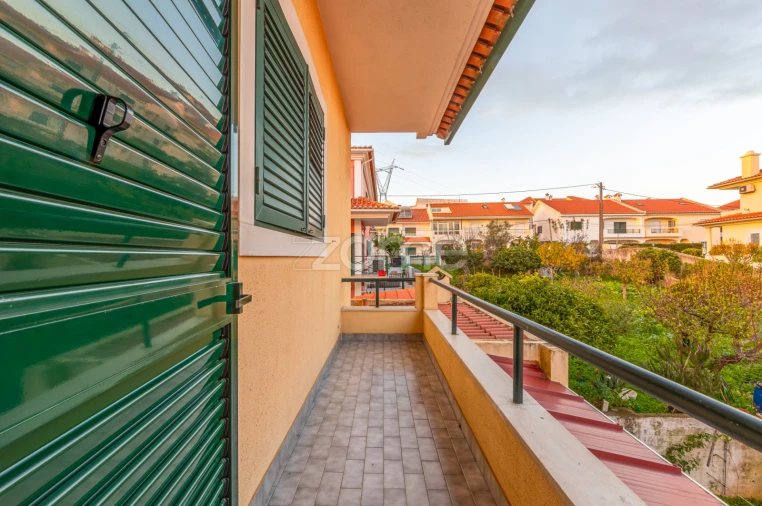 Moradia T5 para Venda em Santo António dos Cavaleiros e Frielas Foto 22