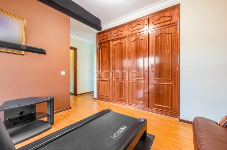 Moradia T5 para Venda em Santo António dos Cavaleiros e Frielas Foto 25