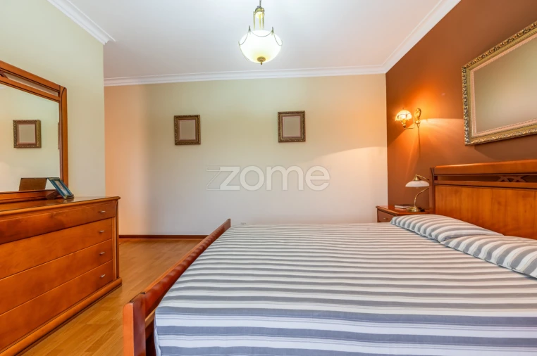 Moradia T5 para Venda em Santo António dos Cavaleiros e Frielas Foto 26