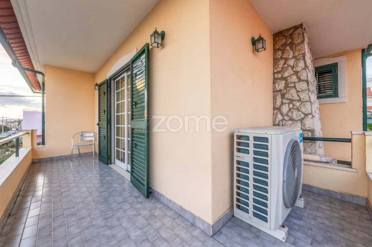 Moradia T5 para Venda em Santo António dos Cavaleiros e Frielas Foto 28