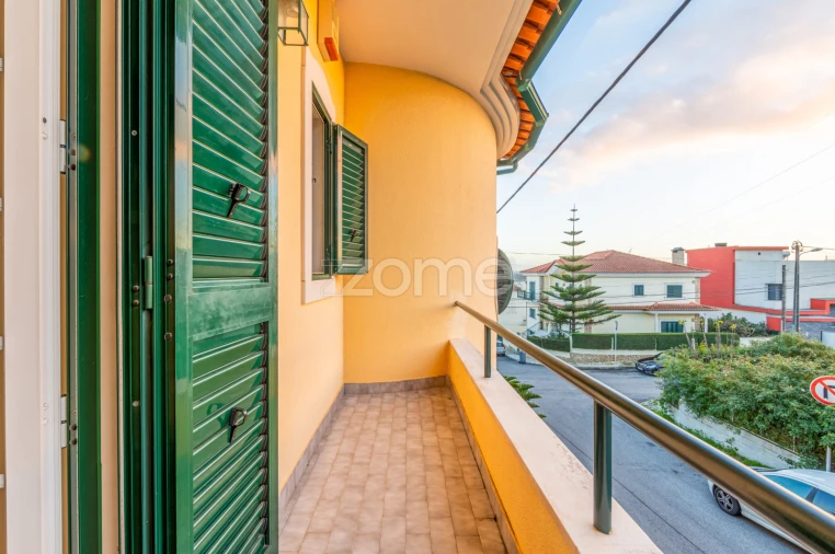 Moradia T5 para Venda em Santo António dos Cavaleiros e Frielas Foto 27