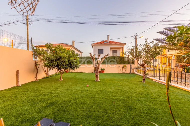 Moradia T5 para Venda em Santo António dos Cavaleiros e Frielas Foto 40