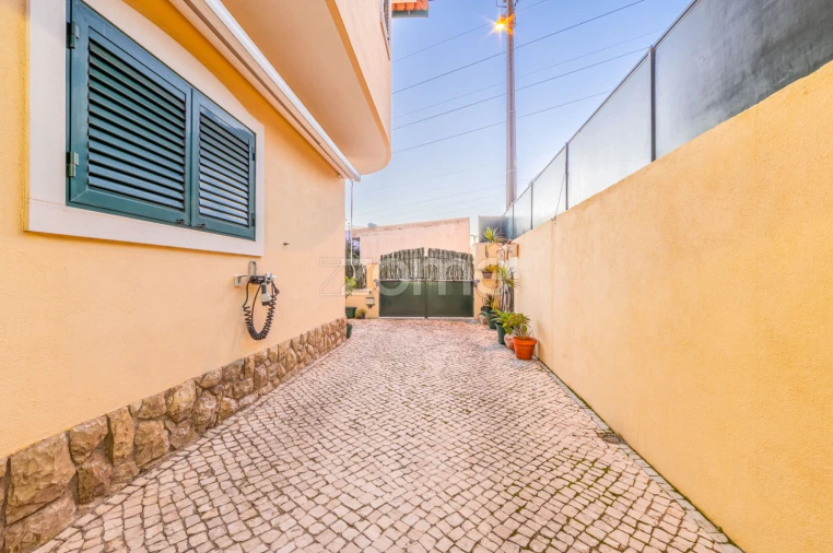 Moradia T5 para Venda em Santo António dos Cavaleiros e Frielas Foto 41