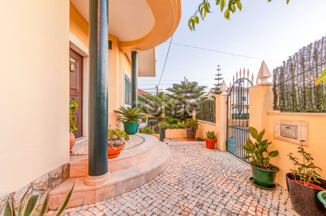 Moradia T5 para Venda em Santo António dos Cavaleiros e Frielas Foto 5