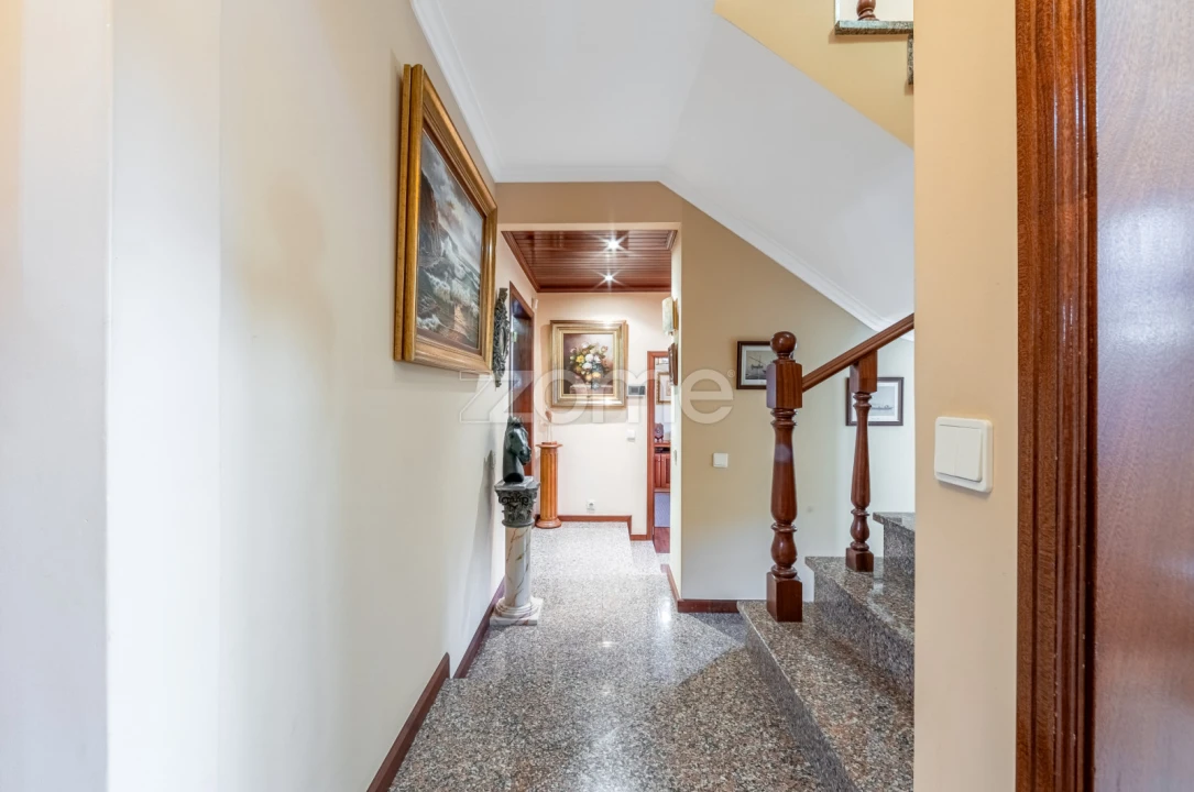 Moradia T5 para Venda em Santo António dos Cavaleiros e Frielas Foto 8