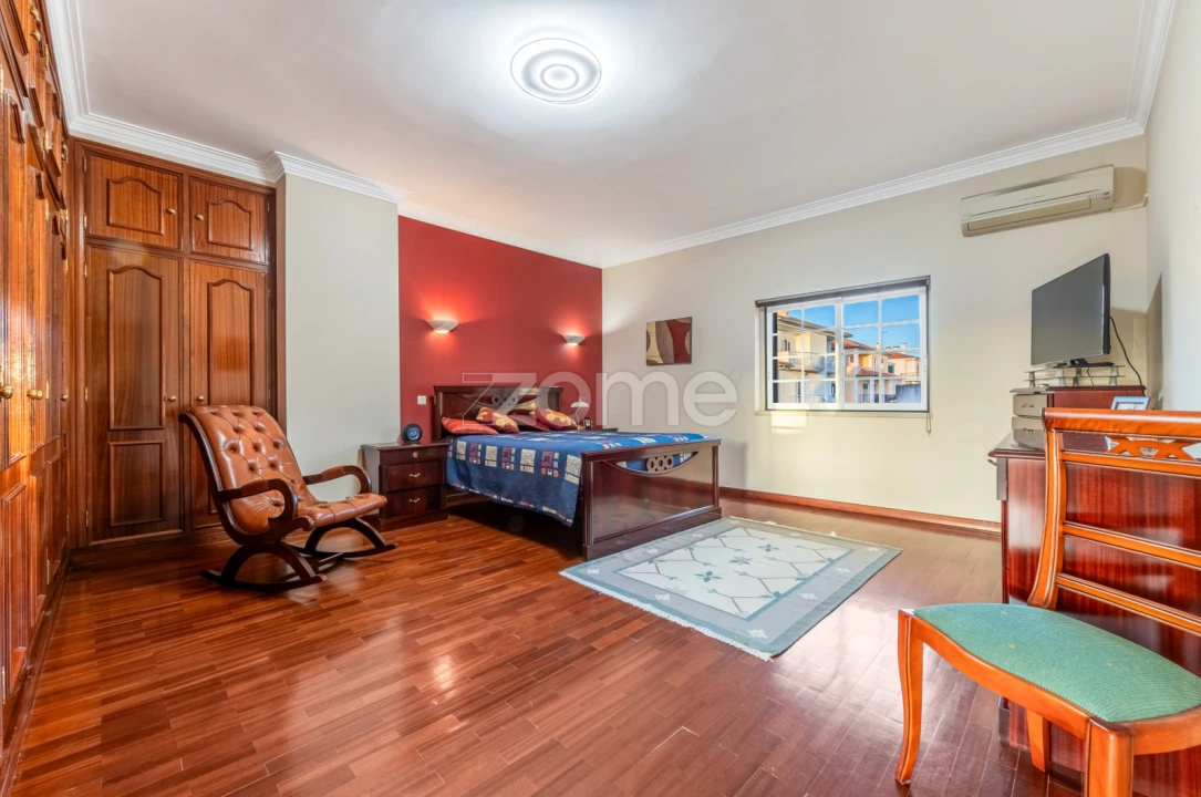 Moradia T5 para Venda em Santo António dos Cavaleiros e Frielas Foto 17