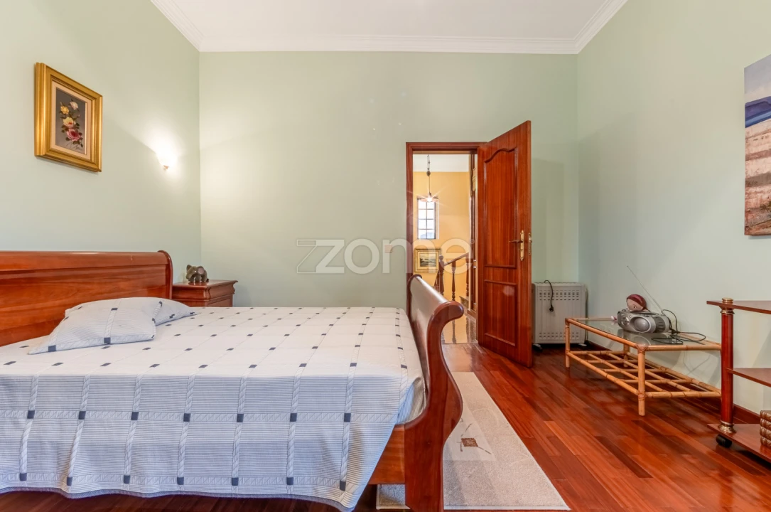 Moradia T5 para Venda em Santo António dos Cavaleiros e Frielas Foto 22