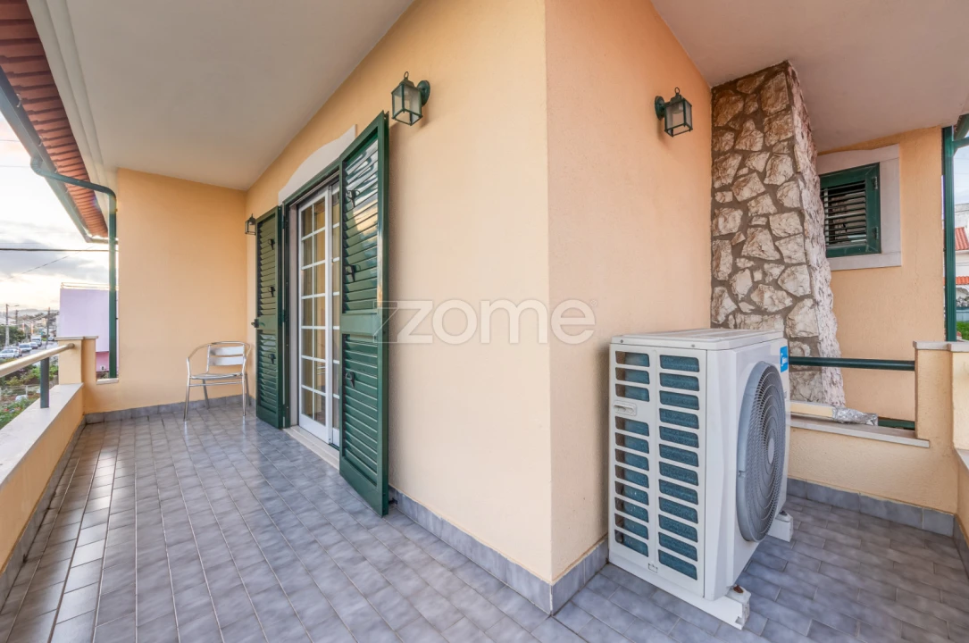 Moradia T5 para Venda em Santo António dos Cavaleiros e Frielas Foto 29