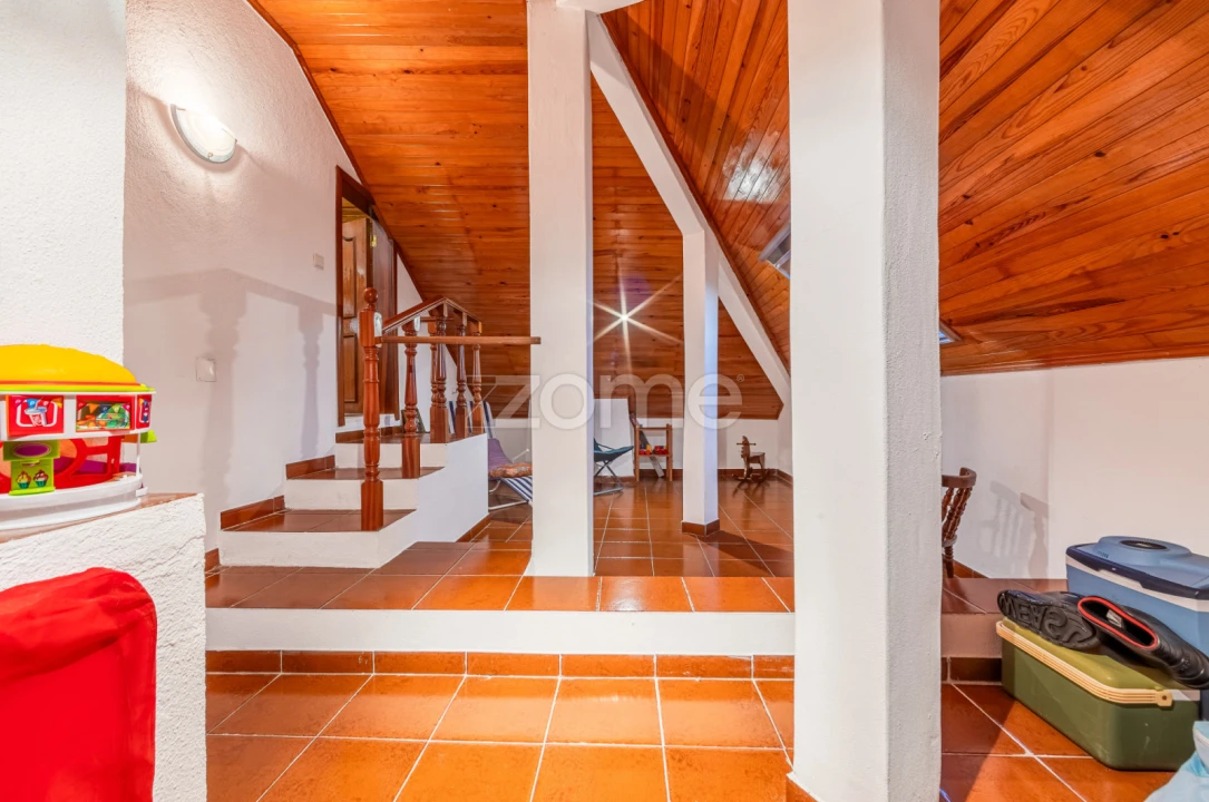 Moradia T5 para Venda em Santo António dos Cavaleiros e Frielas Foto 35