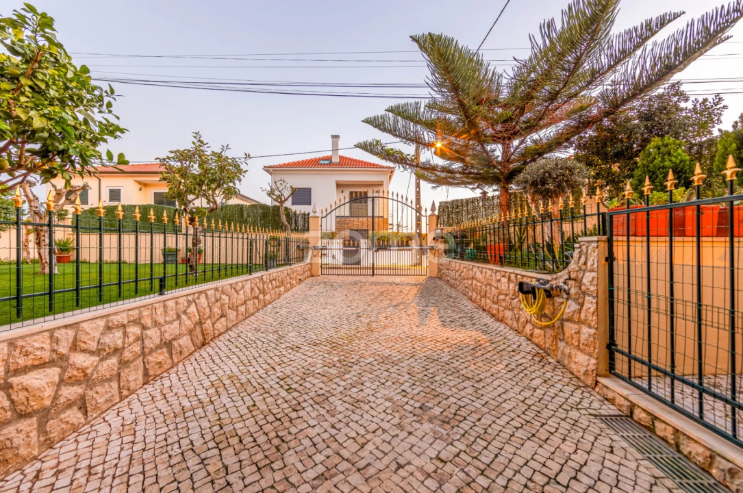 Moradia T5 para Venda em Santo António dos Cavaleiros e Frielas Foto 39