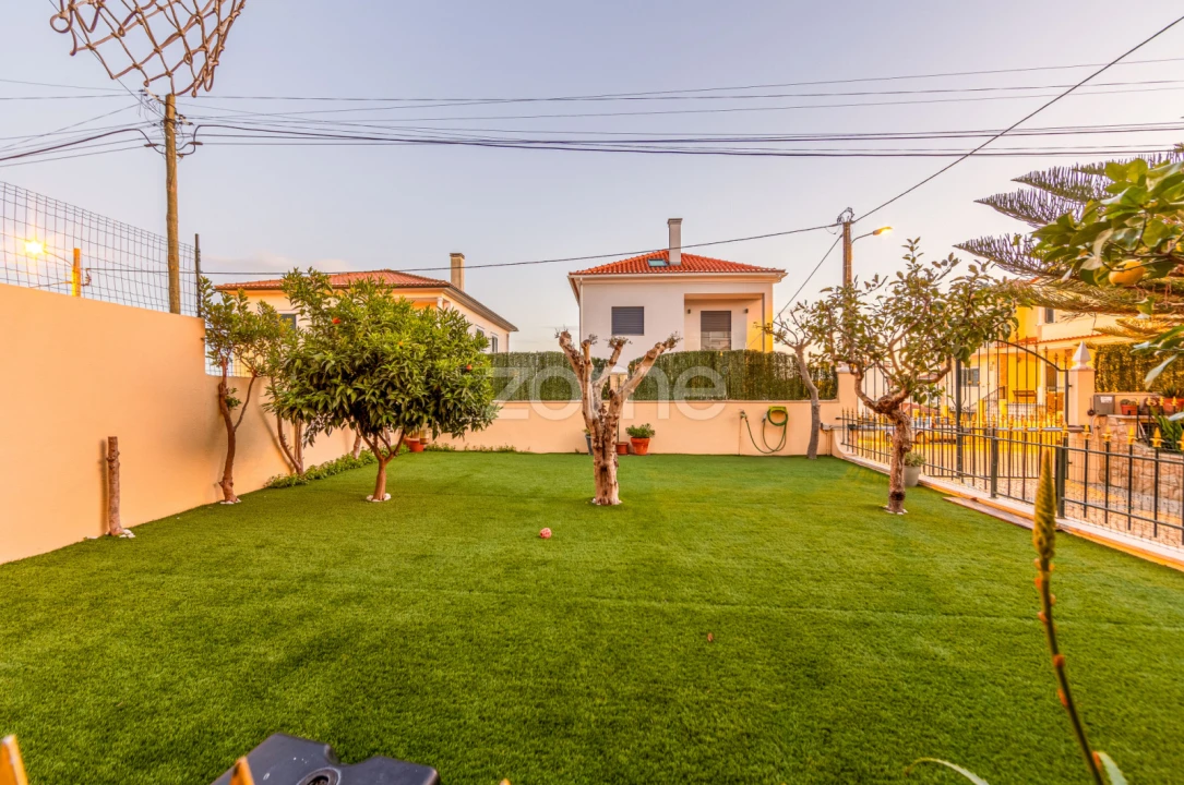 Moradia T5 para Venda em Santo António dos Cavaleiros e Frielas Foto 41